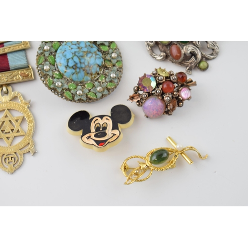 596 - A collection of costume jewellery to include mainly brooches of Victorian and later pieces, tigers e... 