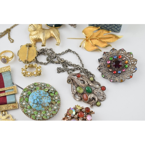 596 - A collection of costume jewellery to include mainly brooches of Victorian and later pieces, tigers e... 