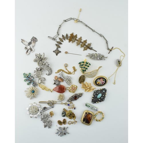 599 - A good collection of costume jewellery to include a large agate style brooch, millefiori, gold plate... 