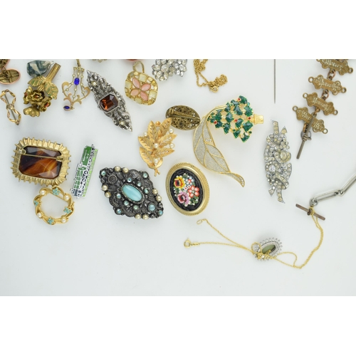 599 - A good collection of costume jewellery to include a large agate style brooch, millefiori, gold plate... 