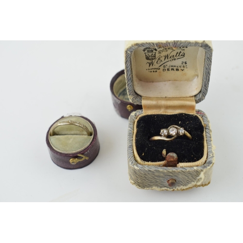 602 - 9ct gold sweetheart brooch, set turqouise, 3.1g with steel pin, with two antique boxed costume rings... 