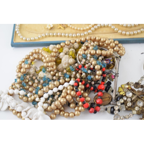 604 - Costume jewellery to include an albert chain, a cameo brooch, a silver brooch, purses with coins, od... 