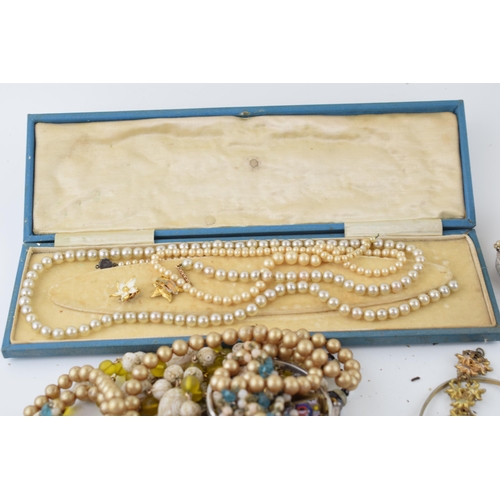 604 - Costume jewellery to include an albert chain, a cameo brooch, a silver brooch, purses with coins, od... 