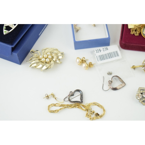 607 - A collection of silver and costume jewellery to include gold on silver bracelet, silver heart earrin... 