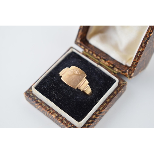 609 - A 9ct yellow gold gentleman's signet ring in a vintage ring box. Ring size W. Weight 3 grams.