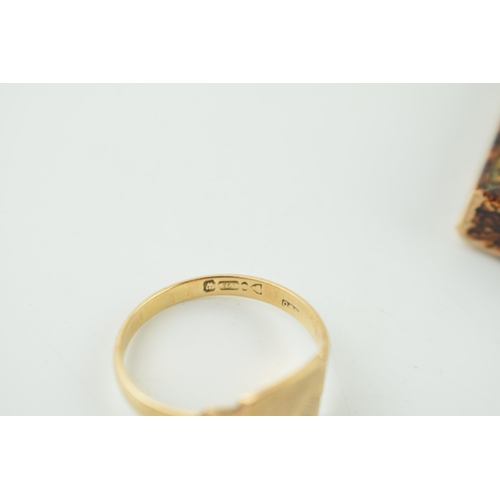 609 - A 9ct yellow gold gentleman's signet ring in a vintage ring box. Ring size W. Weight 3 grams.