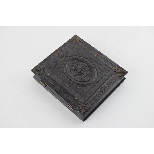 400 - Early 20th century ebonised wooden travelling frame, velvet interior, 10 x 9cm.