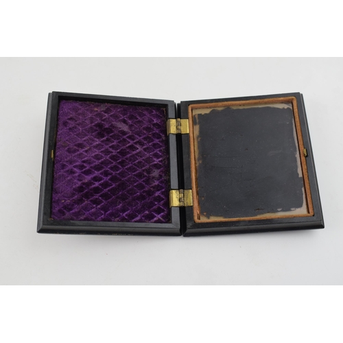 400 - Early 20th century ebonised wooden travelling frame, velvet interior, 10 x 9cm.