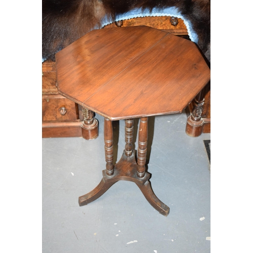 404 - 1930s mahogany tilt-top pedestal table, 74cm tall, 51cm wide.