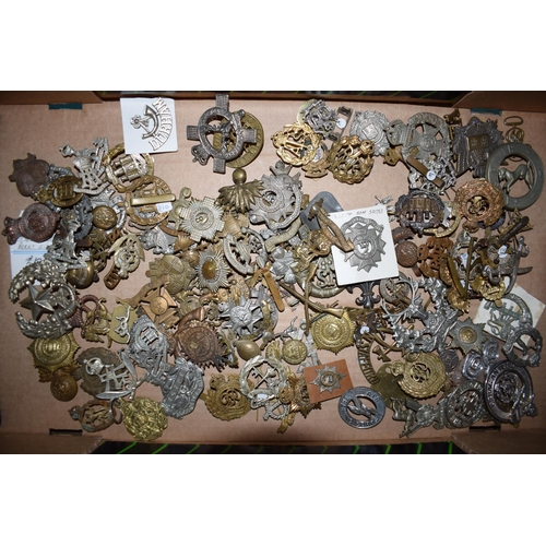 438 - A large collection of military cap badges, WWI and WWII era mainly British Army. (Qty)