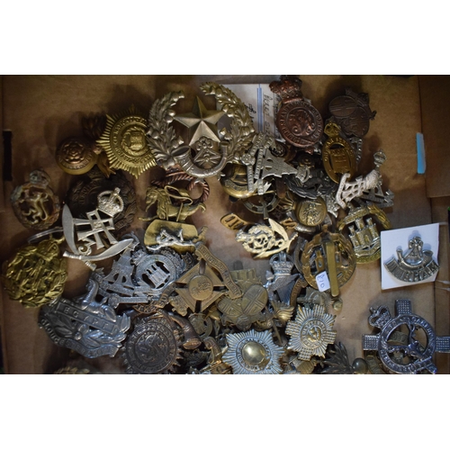 438 - A large collection of military cap badges, WWI and WWII era mainly British Army. (Qty)