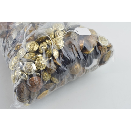 444 - A large collection of military buttons. In excess of 2.5 KG.