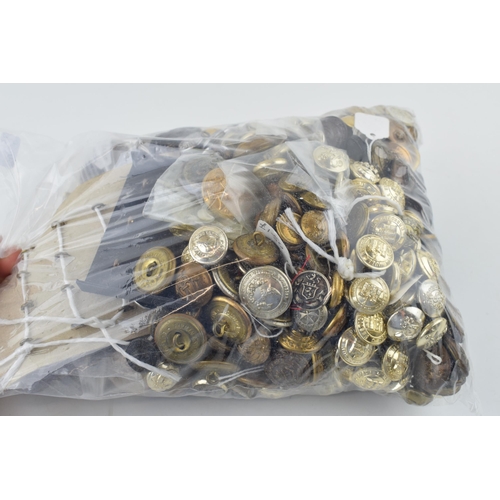 444 - A large collection of military buttons. In excess of 2.5 KG.