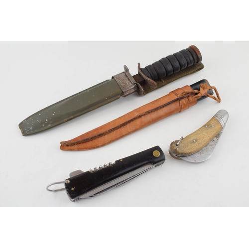 454 - WW2 era US Army M8 B.M. Co fighting knife with a Finnish skinning knife, wooden handle pocket prunin... 