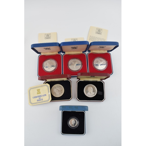 496 - A collection of silver coins to include three boxed Royal Mint Silver jubilee crowns, a silver £1 co... 