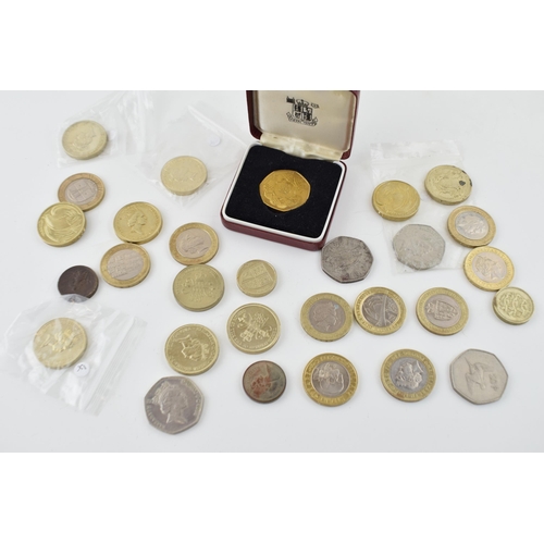 501 - A collection of UK currency to include 10 current £2 coins with differing obverses with a collection... 