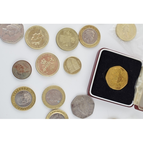 501 - A collection of UK currency to include 10 current £2 coins with differing obverses with a collection... 