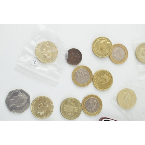 501 - A collection of UK currency to include 10 current £2 coins with differing obverses with a collection... 