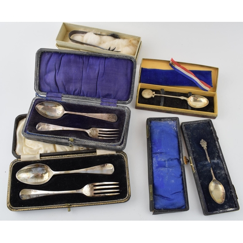 535 - Cased silver sets to include christening sets, and spoons etc, silver 138.5g.