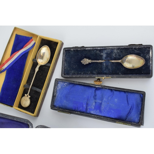 535 - Cased silver sets to include christening sets, and spoons etc, silver 138.5g.