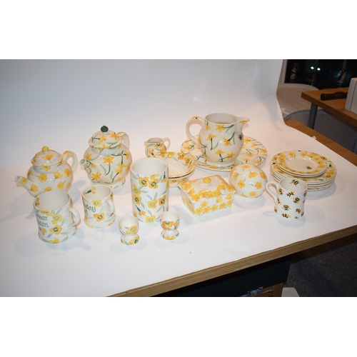 147 - Emma Bridgewater Pottery in the Daffodil pattern, Yellow Wall Flower, to include a 4 person teapot, ... 