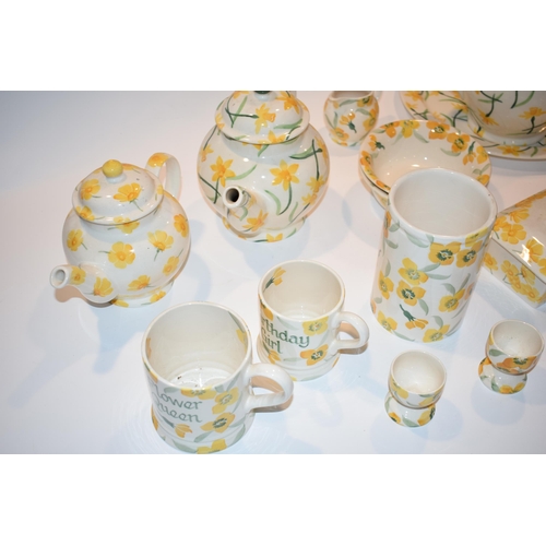 147 - Emma Bridgewater Pottery in the Daffodil pattern, Yellow Wall Flower, to include a 4 person teapot, ... 