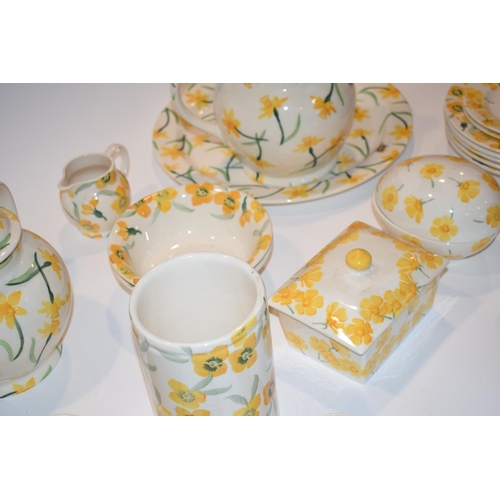 147 - Emma Bridgewater Pottery in the Daffodil pattern, Yellow Wall Flower, to include a 4 person teapot, ... 