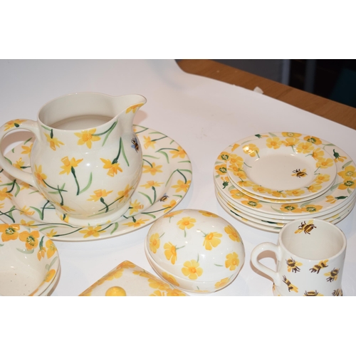 147 - Emma Bridgewater Pottery in the Daffodil pattern, Yellow Wall Flower, to include a 4 person teapot, ... 