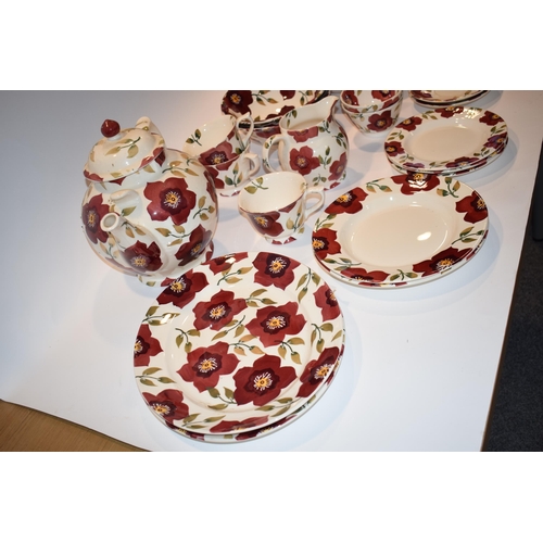 151 - Emma Bridgewater Pottery in the Christmas Rose pattern to include a gallon teapot, 2 medium oval pla... 