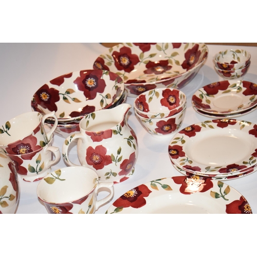 151 - Emma Bridgewater Pottery in the Christmas Rose pattern to include a gallon teapot, 2 medium oval pla... 