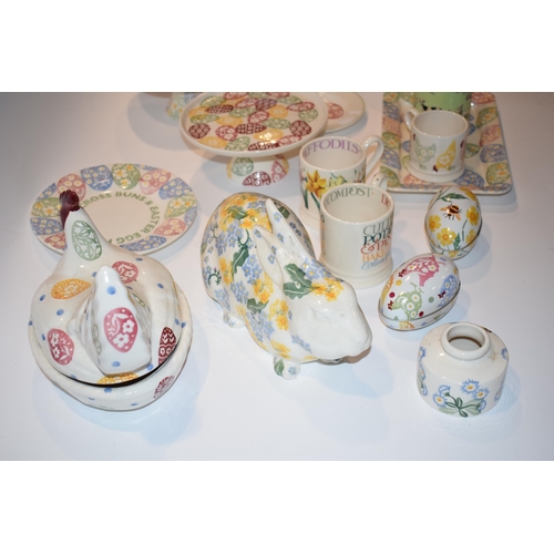 152 - Emma Bridgewater Pottery to include a Spring Flowers rabbit, a Blue Daisy inkwell, 4 1/2 pint mugs, ... 