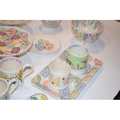 152 - Emma Bridgewater Pottery to include a Spring Flowers rabbit, a Blue Daisy inkwell, 4 1/2 pint mugs, ... 