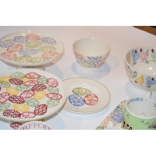 152 - Emma Bridgewater Pottery to include a Spring Flowers rabbit, a Blue Daisy inkwell, 4 1/2 pint mugs, ... 