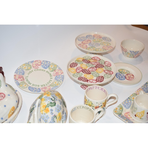 152 - Emma Bridgewater Pottery to include a Spring Flowers rabbit, a Blue Daisy inkwell, 4 1/2 pint mugs, ... 