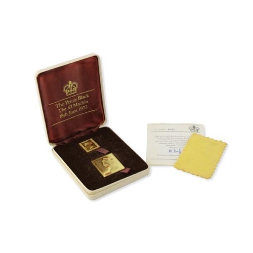 The Penny Black and £1 Machin, set of two 22ct gold replicas, Hallmark Replicas Ltd, issued 1973, 38grams, cased.