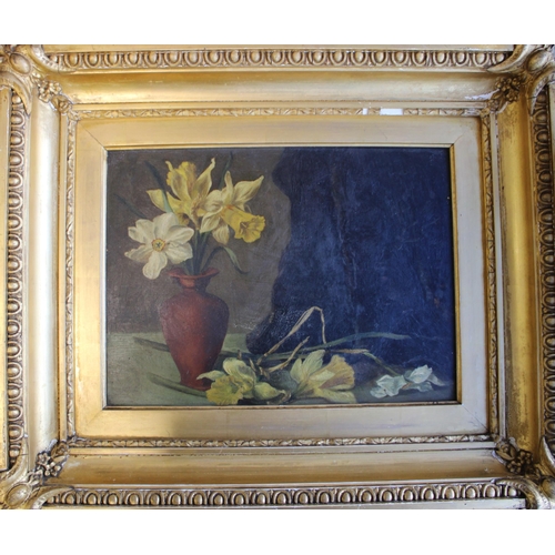 114 - Unattributed oil on canvas. Still life depicting Daffodils in vase in period gilt frame. 19th centur... 