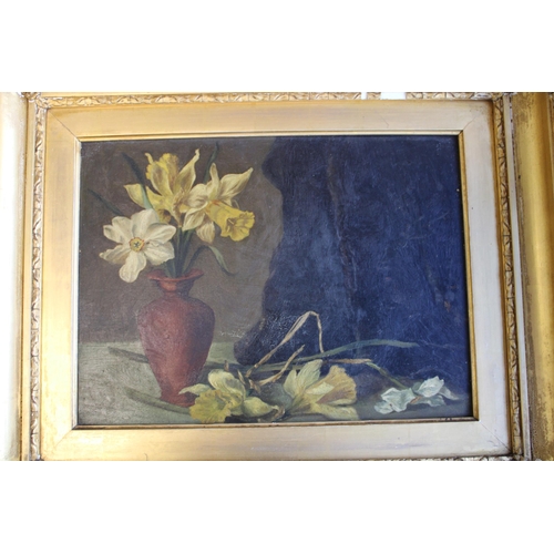 114 - Unattributed oil on canvas. Still life depicting Daffodils in vase in period gilt frame. 19th centur... 