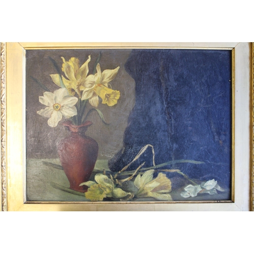 114 - Unattributed oil on canvas. Still life depicting Daffodils in vase in period gilt frame. 19th centur... 