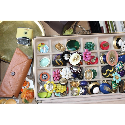 84 - A mixed collection of items to include, vintage costume jewellery items, predominantly brooches and ... 