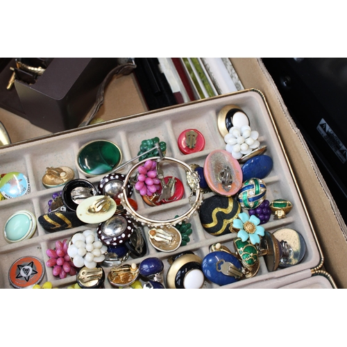 84 - A mixed collection of items to include, vintage costume jewellery items, predominantly brooches and ... 