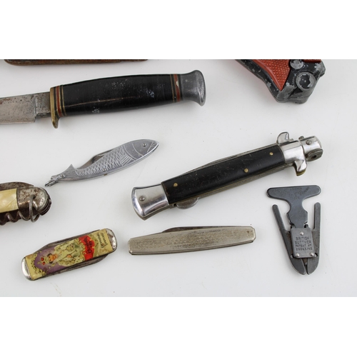 87 - A mixed collection of items to include a collection of vintage pocket knives and a Luger cap gun. (Q... 