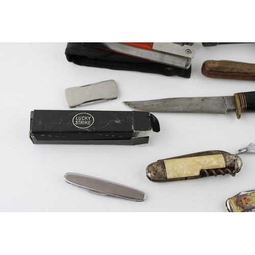 87 - A mixed collection of items to include a collection of vintage pocket knives and a Luger cap gun. (Q... 