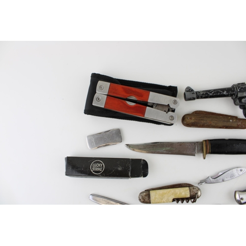 87 - A mixed collection of items to include a collection of vintage pocket knives and a Luger cap gun. (Q... 