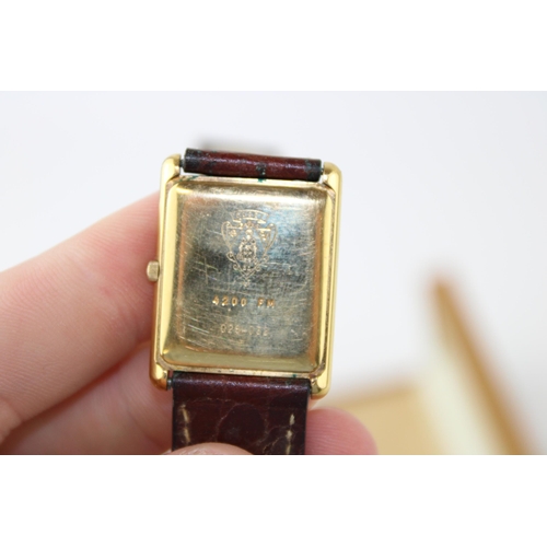 101 - A vintage gentleman's Gucci gold plated watch on leather strap in original box. Case diameter 24mm.