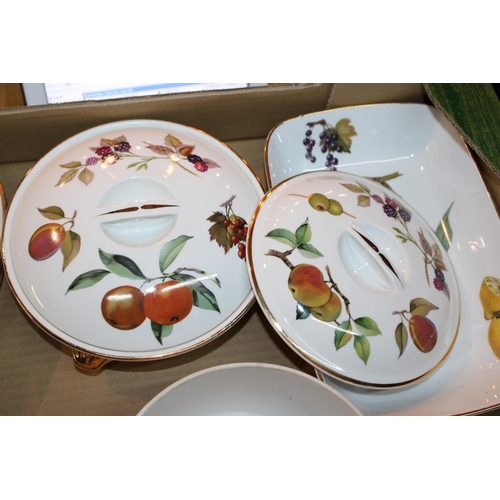 160 - A collection of Royal Worcester 'Evesham' pattern dinner ware to include tureens, baking trays and s... 