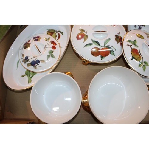 160 - A collection of Royal Worcester 'Evesham' pattern dinner ware to include tureens, baking trays and s... 