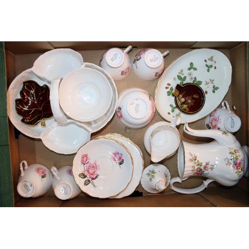 162 - A collection of ceramic items to include, Wedgwood Wild Strawberry oval tray, Wedgwood Country Ware ... 