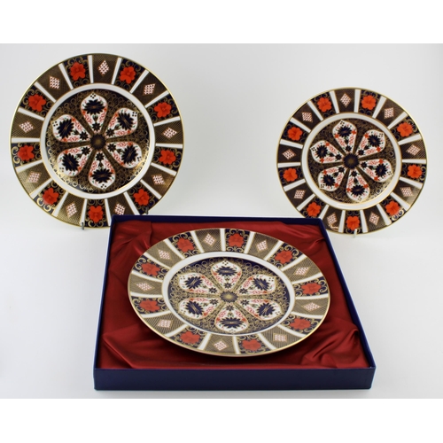 10 - Royal Crown Derby 1128 Imari to include a boxed 27cm diameter plate, an unboxed 27cm diameter plate ... 