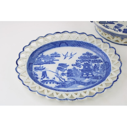 137 - Victorian blue and white pierced ware basket and tray, traditional pagoda scenes, unmarked, 23cm wid... 