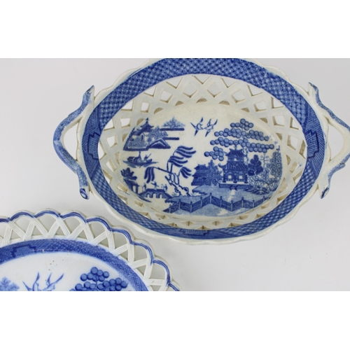 137 - Victorian blue and white pierced ware basket and tray, traditional pagoda scenes, unmarked, 23cm wid... 